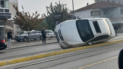 Eskişehir'de devrilen otomobil tramvay seferlerini aksattı