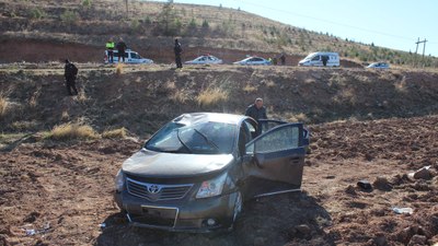 Aksaray'da otomobil şarampole girdi