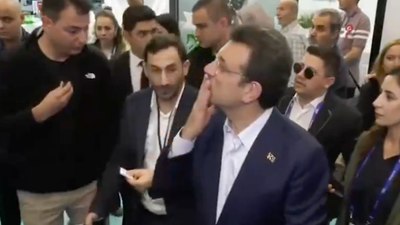 İmamoğlu, kendisine tepki gösteren bir kişiye öpücükle yanıt verdi