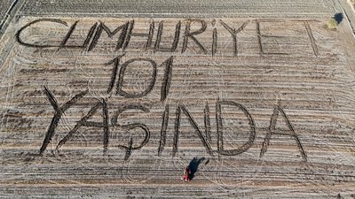 Kırklarelili çiftçi, tarlasına pullukla 'Cumhuriyet 101 yaşında' yazdı