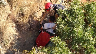 Antalya'da uygunsuz davranış sergileyenleri uyarmak için çıktığı kayalıklarda mahsur kaldı