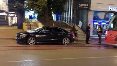 Bursa'da kız arkadaşıyla tartıştı: Aracını tramvay hattına park etti