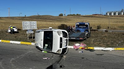 Sivas’ta otomobil ile hafif ticari araç çarpıştı: 7 yaralı