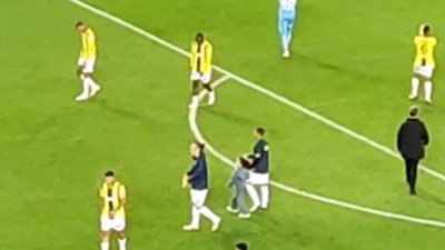 Fenerbahçe taraftarından Osayi Samuel'e sevgi gösterisi