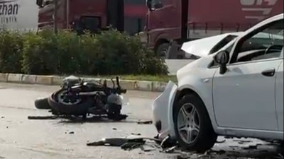 Denizli'de ters şeritten gelen araç, motosikletle çarpıştı