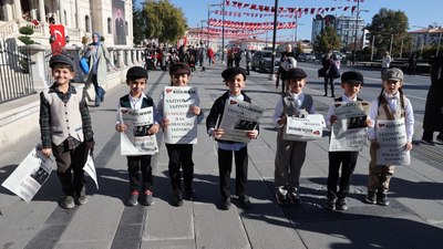 Sivas'ta öğrenciler Cumhuriyet'in ilanını duyuran temsili gazete dağıttı