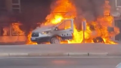 Antalya'da seyir halindeki kamyonet yandı