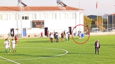 Bursa'da futbol sahasına paraşütle indi