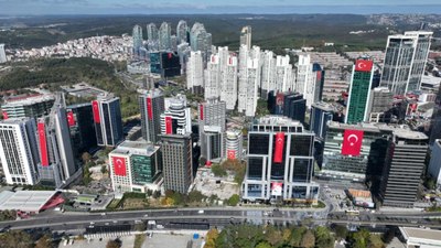 İstanbul'da Türk bayrakları gökdelenlere asılmaya başlandı