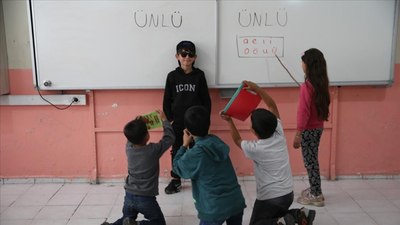 Bitlis'te sınıf öğretmeni, oyunlarla öğrencilerini eğitiyor