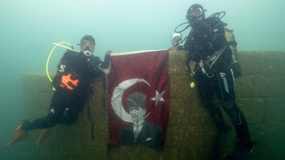 Van Gölü'nün derinliklerinde 29 Ekim kutlaması