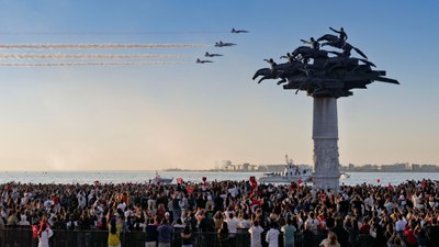 İzmir'de Türk Yıldızları'nın gösterisi nefes kesti