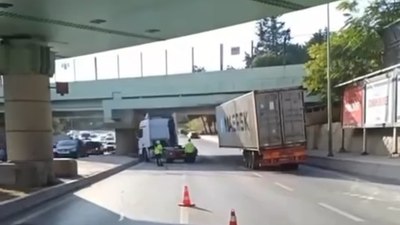 İstanbul'da tır üst geçite çarptı