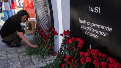 İzmir depreminin 4. yılında düzenlenen törende duygusal anlar yaşandı