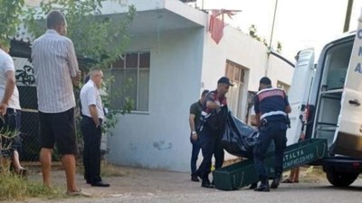 Antalya'da kan donduran cinayette şahıs, oğlunun gözü önünde kadını satırla parçaladı