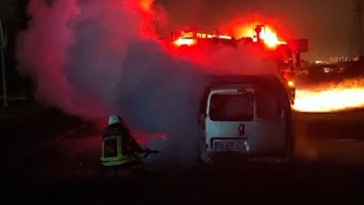 Elazığ'da seyir halindeki otomobil alev alev yandı