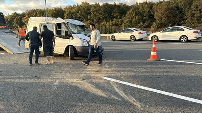 İstanbul'da otomobil minibüsle çarpıştı: 5 yaralı