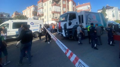 Antalya'da bisikletinden düşen çocuk çöp kamyonunun altında kaldı