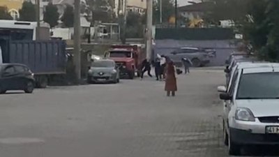 Kocaeli'de gençlerin bıçaklı sopalı kavgası kanlı bitti: 1'i ağır 2 yaralı