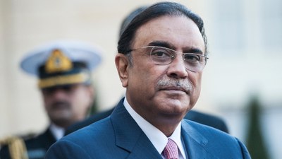 Pakistan Cumhurbaşkanı Zardari'nin bacağı kırıldı