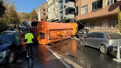 İstanbul'da yol bakım aracı 8 otomobile çarptı: 3 yaralı