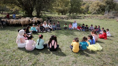 Bitlis'te öğretmenler öğrencilerine doğada ders veriyor