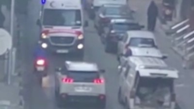 İstanbul'da vakaya giden ambulansa yol vermeyen sürücü