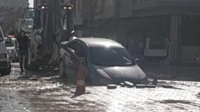 İçme suyu hattı patladı: Otomobil içine düştü