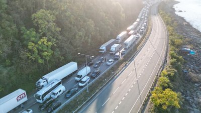 Artvin - Rize yolunda heyelan: Uzun araç kuyrukları oluştu