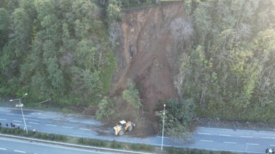 Artvin'de heyelan yolu kapattı