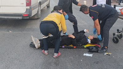 Antalya'da motosiklet otomobile çarptı: 1 yaralı