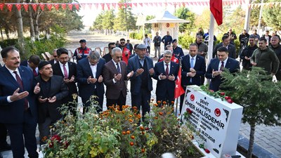 Abdulkadir Uraloğlu, Ömer Halisdemir’in kabrini ziyaret etti