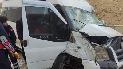 Van'da minibüs kanala düştü: 1 ölü