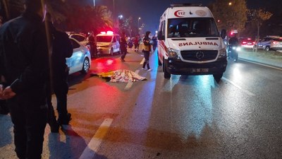 İstanbul'da hızını alamayan otomobil yayaya çarptı: 1 ölü