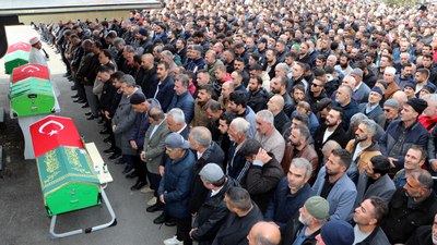 Erzurum'da kazada ölen 3 kuzen için cenaze töreni düzenlendi