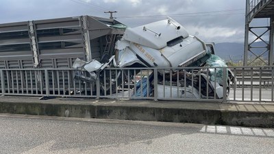 Sakarya'da kamyonun sıkıştırıp yoldan çıkarttığı tır, beton bariyerlere çarptı