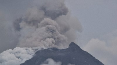 Endonezya'da yanardağ patladı: 8 ölü