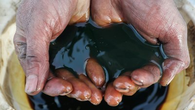 Bu köyde su kuyusu bile açılmıyor! Her yerden petrol fışkırıyor...