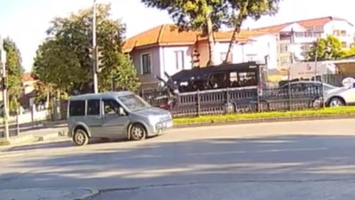 Sakarya'da yaya geçidinden geçen kız çocuğuna hafif ticari araç çarptı