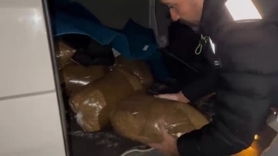 Samsun'da polisin arama yaptığı araçta 475 kilogram kaçak tütün ele geçirildi