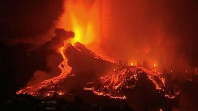 Endonezya'da yanardağ patladı: 10 kişi öldü