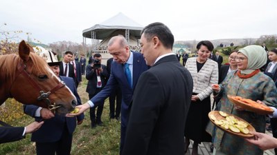 Sadır Caparov, Cumhurbaşkanı Erdoğan'a at hediye etti