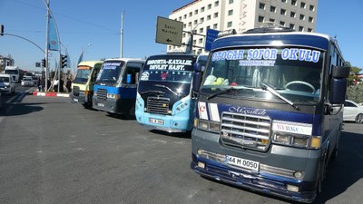 Malatya'da ceza yiyen minibüsçüler trafiği kilitledi