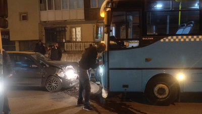 Erzurum'da otomobil, otobüse çarptı:  1 yaralı