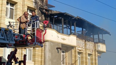 Hatay'da 3 katlı binada yangın: Mahsur kalan 3 kişi kurtarıldı