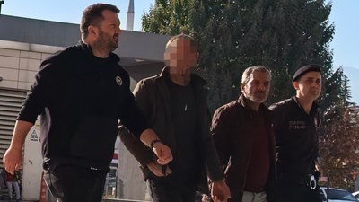 25 yıl hapis cezası olan dolandırıcı, sokakta yakalandı