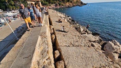 Antalya'da yat limanı iskelesi 15 derece eğildi