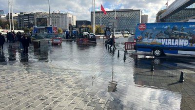 Taksim’i su bastı: Vatandaşlar yürümekte güçlük çekti