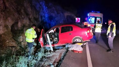 Bursa'da kayaya çarpan ototmobil sürücüsü olay yerinde öldü