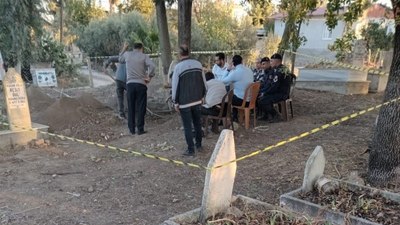 Mersin'deki bir mezarlıkta çok sayıda gümüş sikke bulundu